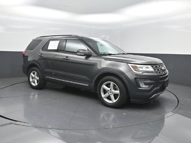 Used 2017 Ford Explorer XLT w/ Equipment Group 202A AWD/4WD image 29