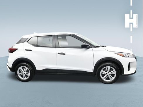 Used 2025 Nissan Kicks Play S image 3