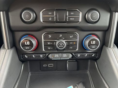 Used 2023 Chevrolet Suburban Premier AWD/4WD image 23
