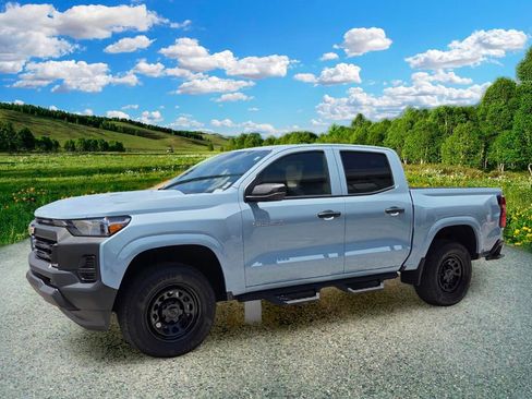 Used 2025 Chevrolet Colorado W/T RWD image 2