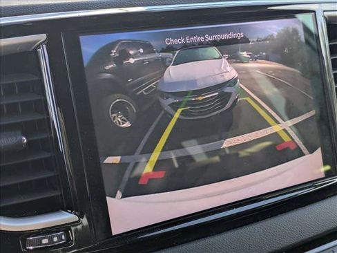 Used 2024 Chrysler Pacifica Touring-L image 11