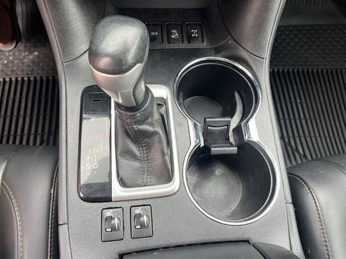 Used 2019 Toyota Highlander XLE AWD/4WD image 19