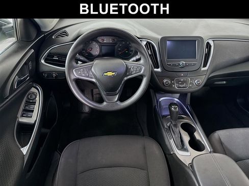 Used 2017 Chevrolet Malibu LT image 2