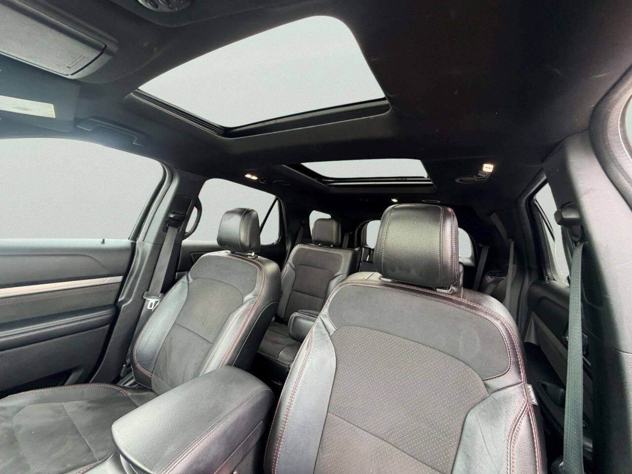 Used 2018 Ford Explorer XLT w/ XLT Appearance Package AWD/4WD image 19