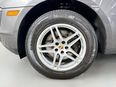 Certified 2018 Porsche Macan image 28