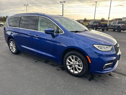Used 2021 Chrysler Pacifica Touring-L w/ Uconnect Theater Family Group image 8