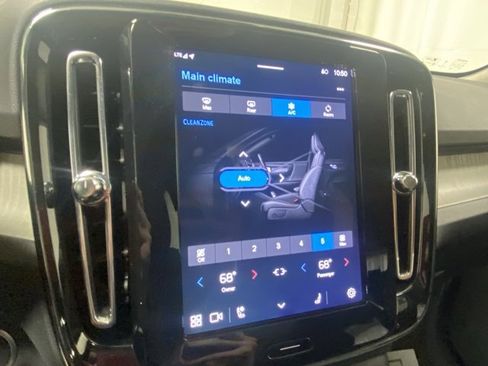 Used 2025 Volvo XC40 B5 Core image 24