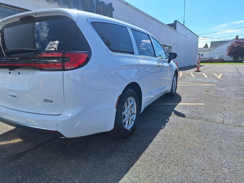 New 2027 Chrysler Pacifica Select FWD image 7