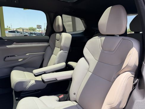 Used 2025 Volvo EX90 Plus AWD/4WD image 32