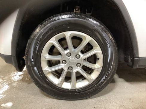 Certified 2022 Jeep Grand Cherokee Laredo E w/ Security & Convenience Group image 9