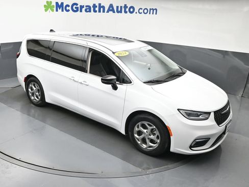 Used 2024 Chrysler Pacifica Limited FWD image 3