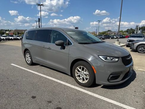 Used 2023 Chrysler Pacifica Touring-L FWD image 12