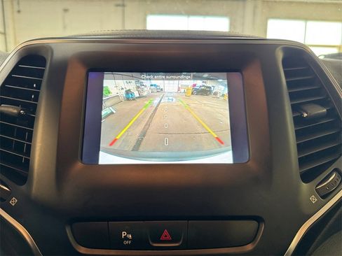 Used 2019 Jeep Cherokee Latitude Plus w/ Cold Weather Group image 18