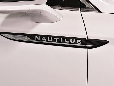 Used 2022 Lincoln Nautilus Reserve image 10