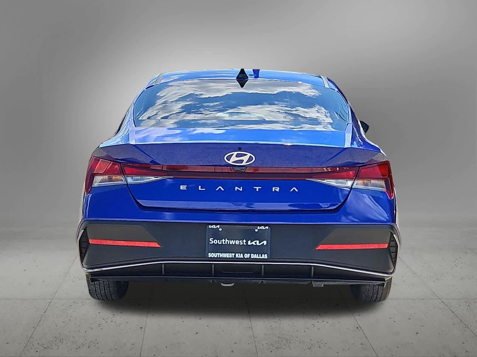 Used 2025 Hyundai Elantra SE FWD image 5