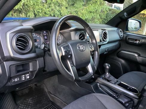 Used 2017 Toyota Tacoma TRD Off-Road image 12