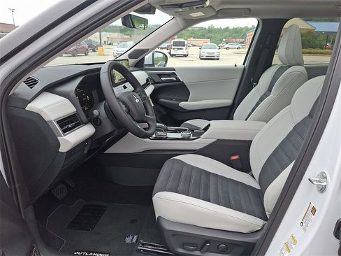 New 2025 Mitsubishi Outlander SE image 6