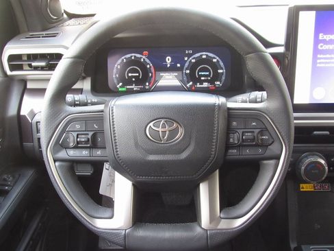 Certified 2025 Toyota 4Runner TRD Off-Road Premium image 26