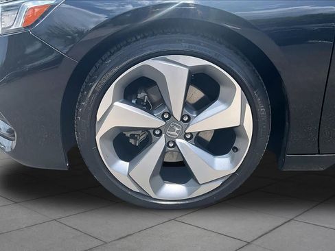 Used 2018 Honda Accord Touring image 11