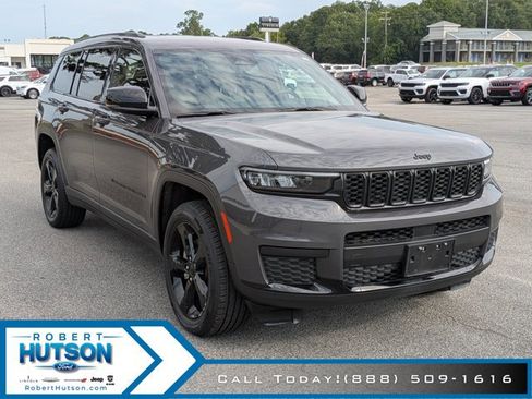 Used 2023 Jeep Grand Cherokee L Laredo image 4