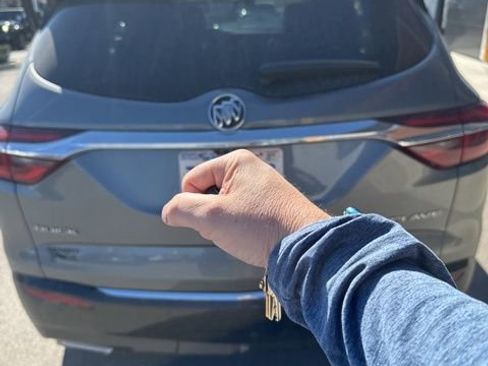 Used 2018 Buick Enclave Essence image 17