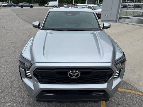 Used 2024 Toyota Tacoma SR5 AWD/4WD image 9