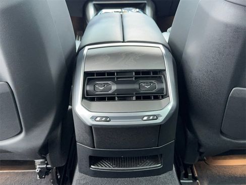 Used 2023 BMW 740i image 24