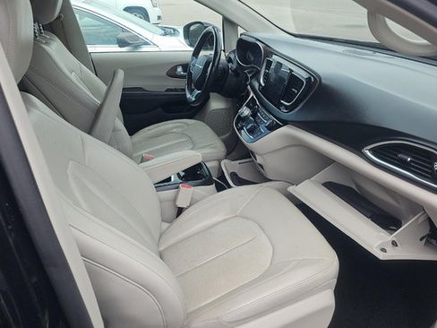 Used 2019 Chrysler Pacifica Touring-L Plus w/ Advanced Safetytec Group FWD image 6