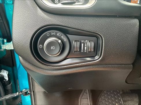 Used 2022 Jeep Renegade Latitude w/ Convenience Group AWD/4WD image 14