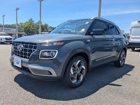 Used 2024 Hyundai Venue Limited image 7