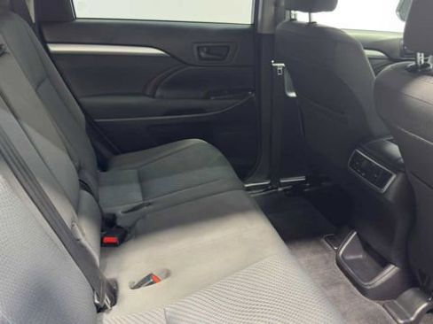 Used 2015 Toyota Highlander LE image 15