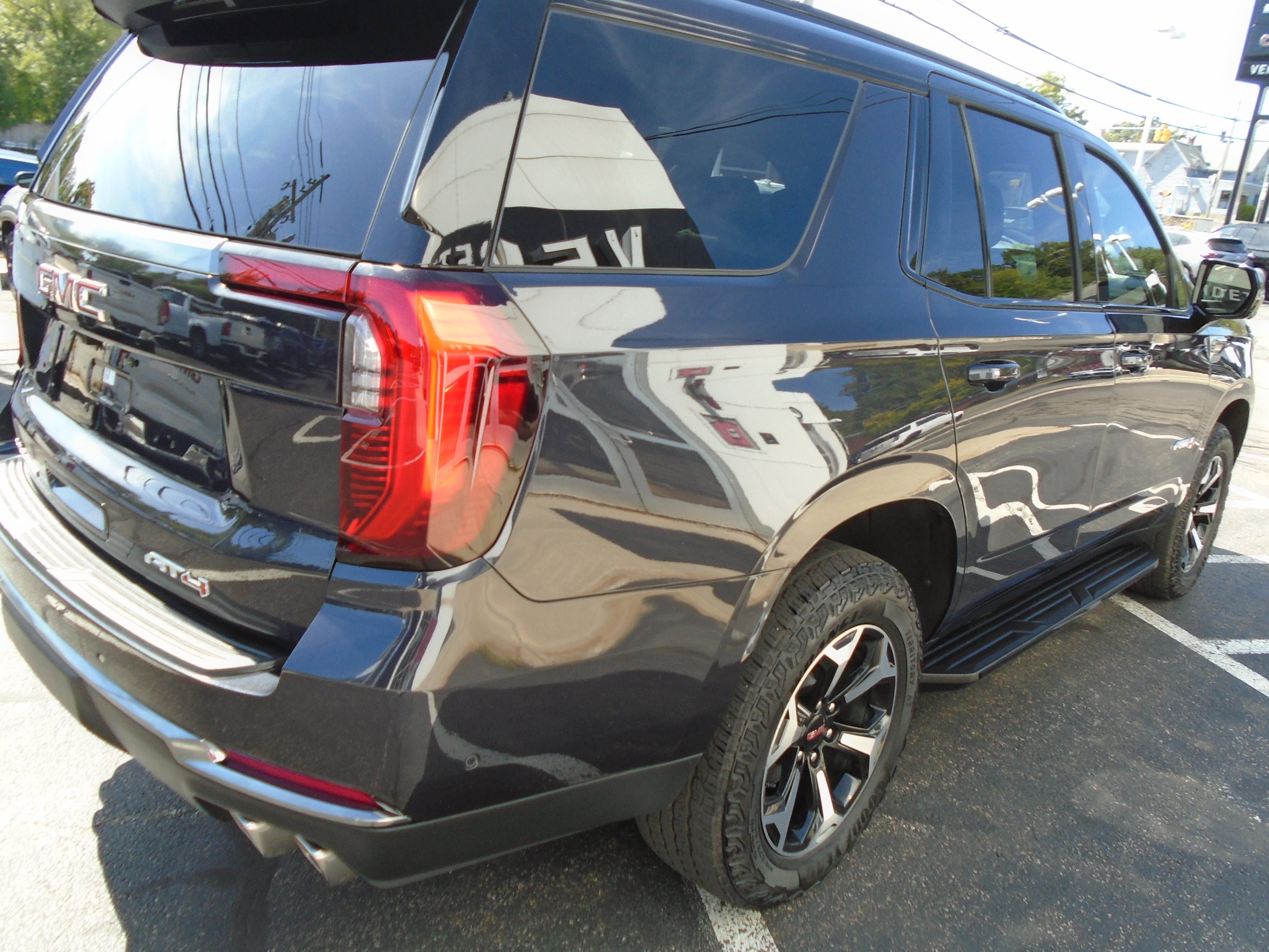 Used 2025 GMC Yukon AT4 AWD/4WD image 13