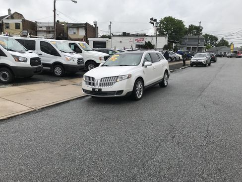 Used 2012 Lincoln MKT AWD/4WD image 2