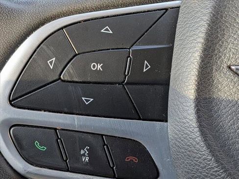 Used 2022 Chrysler Pacifica Touring-L image 10