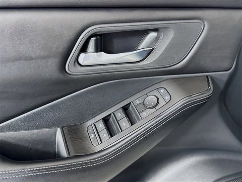 Used 2024 Nissan Rogue SV image 15