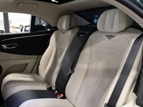 Used 2023 Bentley Flying Spur Plug-In Hybrid AWD/4WD image 33