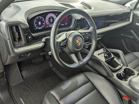 Certified 2024 Porsche Cayenne AWD/4WD image 4