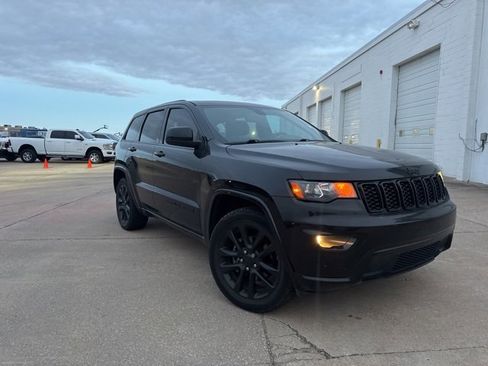 Used 2020 Jeep Grand Cherokee Altitude image 3