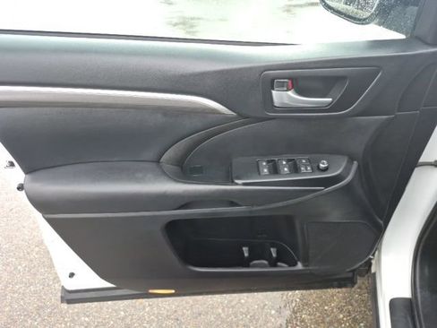 Used 2019 Toyota Highlander SE image 15