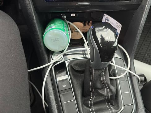 Used 2022 Volkswagen Tiguan SE image 11