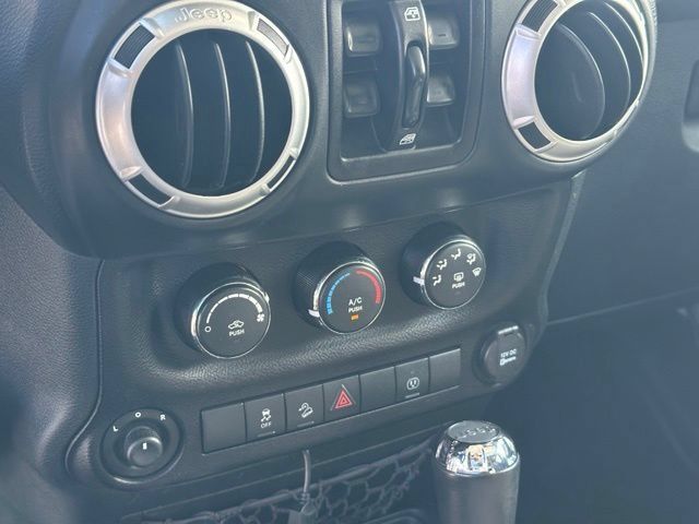Used 2016 Jeep Wrangler Unlimited Sahara w/ Connectivity Group AWD/4WD image 23