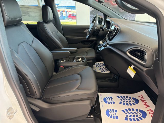 New 2027 Chrysler Pacifica Select FWD image 13