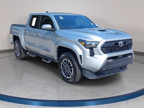Used 2025 Toyota Tacoma TRD Sport AWD/4WD image 3