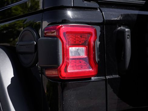 Used 2025 Jeep Wrangler Unlimited Rubicon AWD/4WD image 7