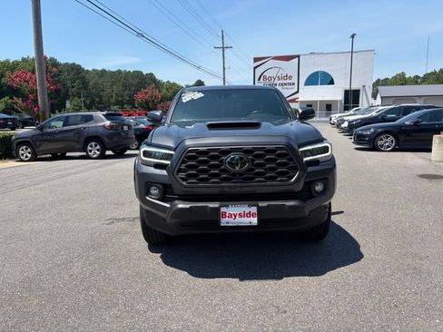 Used 2022 Toyota Tacoma TRD Sport w/ TRD Premium Sport Package AWD/4WD image 4