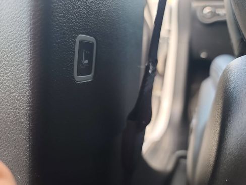 Used 2025 Chrysler Pacifica Select image 29