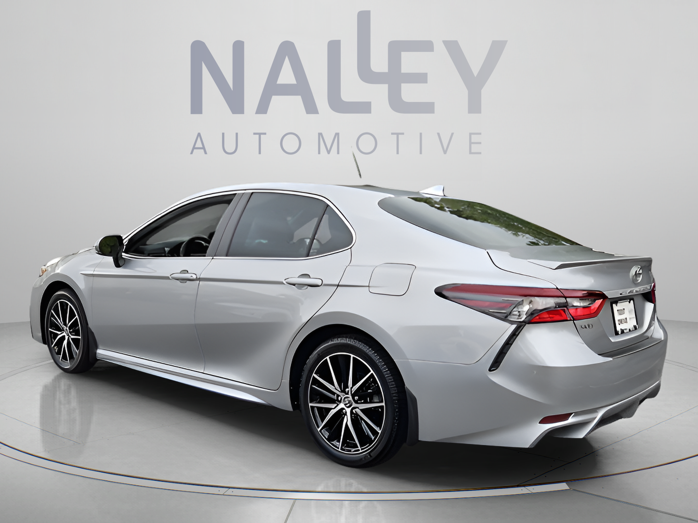 Used 2024 Toyota Camry SE AWD/4WD image 3