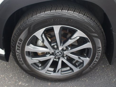 Used 2023 Toyota Corolla Cross XLE w/ Convenience Package FWD image 26