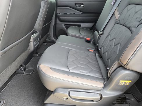 New 2026 Nissan Pathfinder Platinum image 25