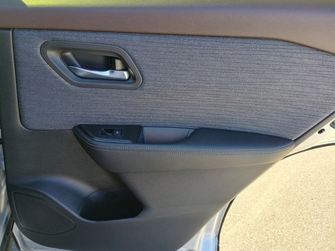 Used 2023 Nissan Rogue SV image 18